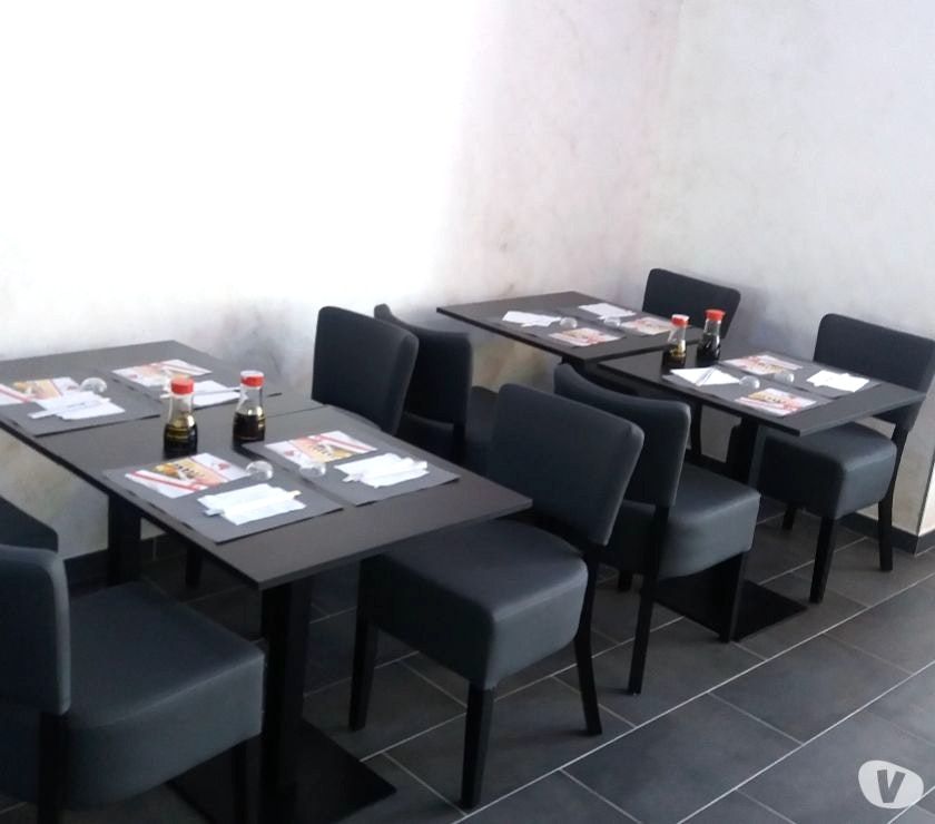 Chaises et tables de café et restaurants