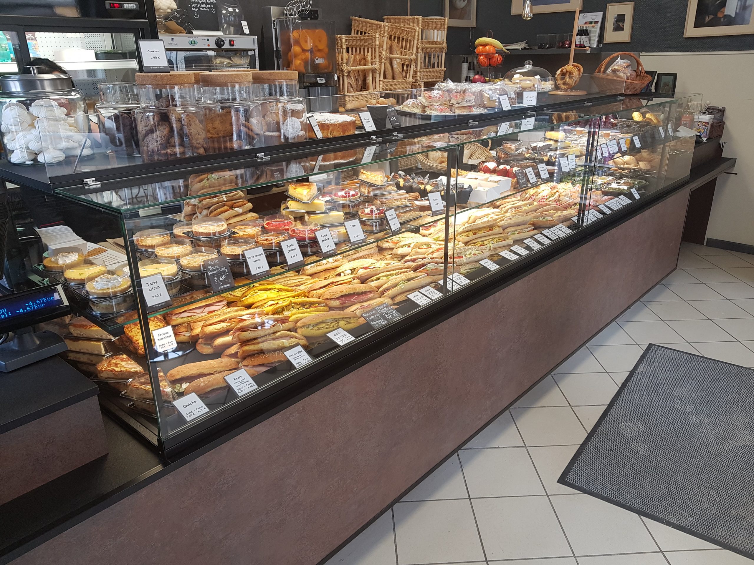 vitrine de pâtisserie au Maroc